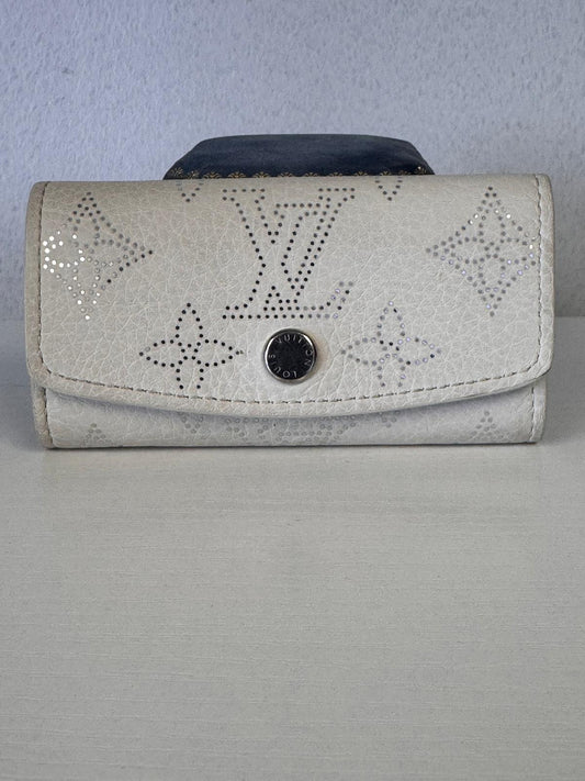 LOUIS VUITTON Silver LV Leather 4 Key Holder