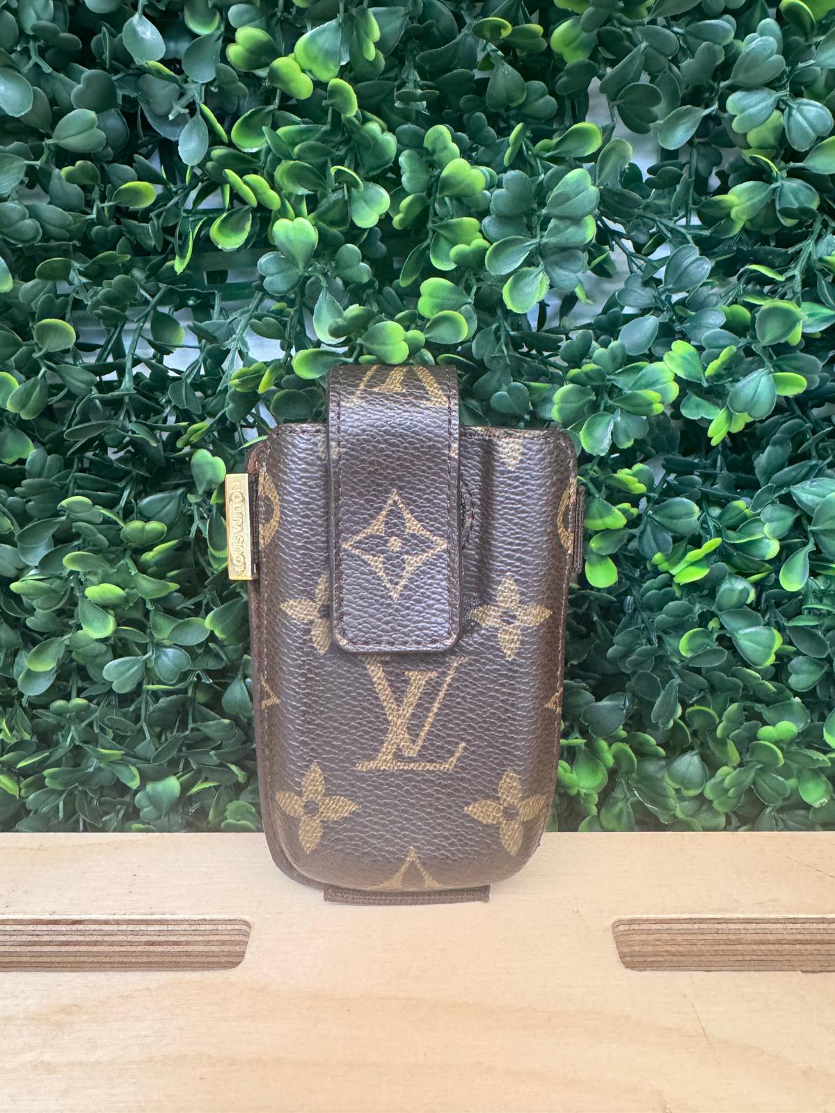 LOUIS VUITTON Etui Telephone International Phone Case M63064 Auth 141720