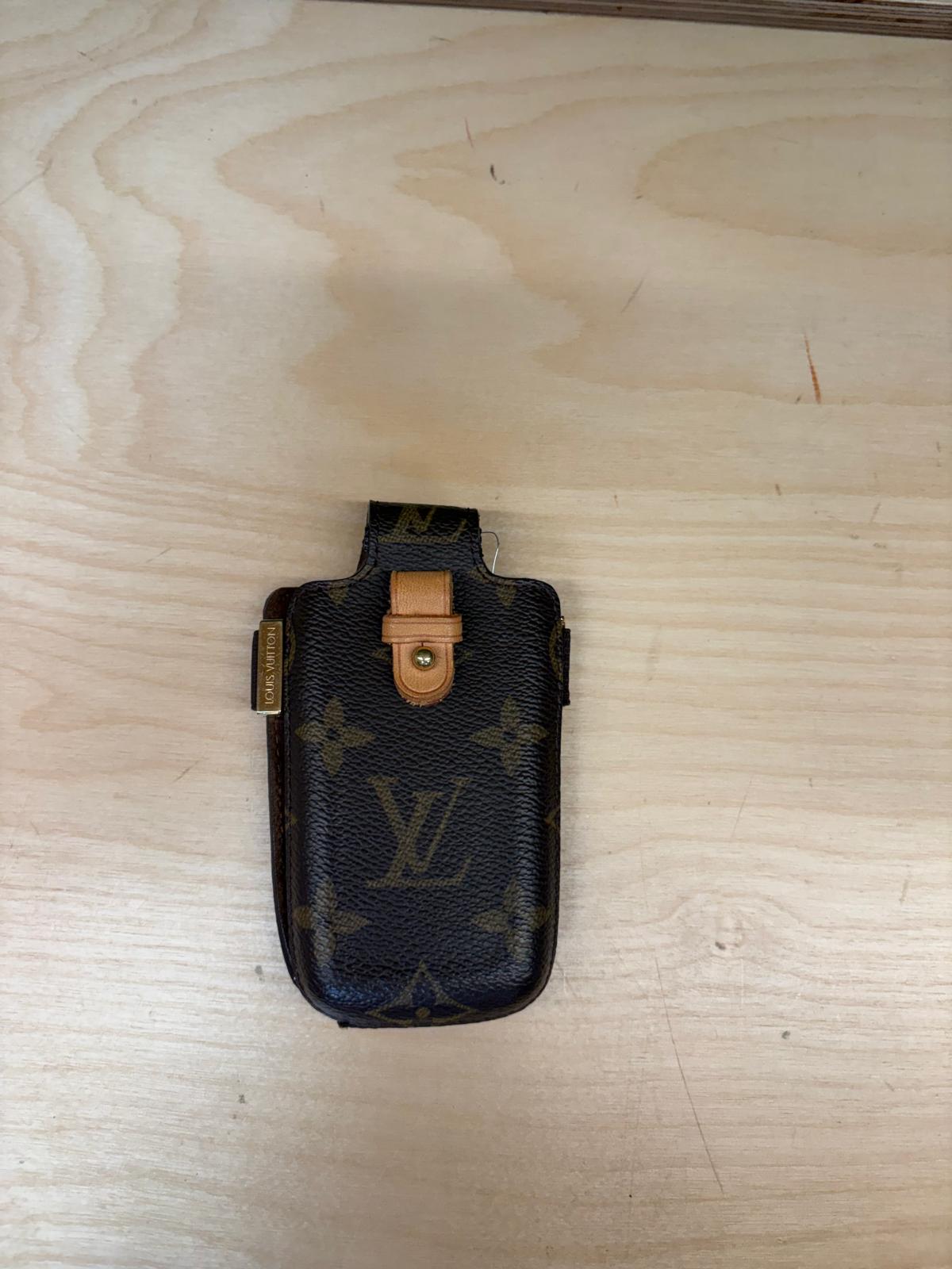 LOUIS VUITTON Etui Telephone International Phone Case M63064 Auth 141720